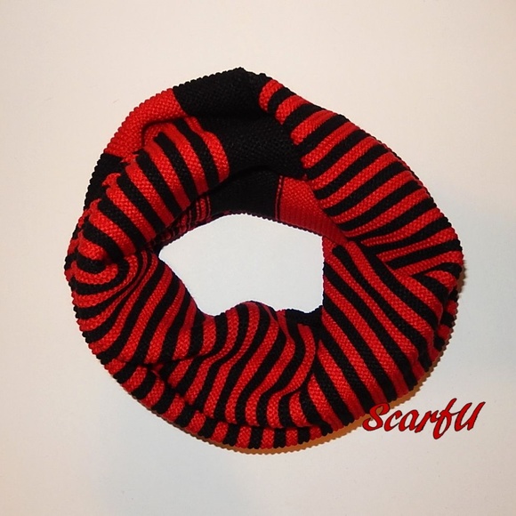Chunky Two Tone Colorblock Knit Scarf, Red/Black - Picture 5 of 6